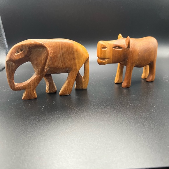Vintage hand carved wooden elephant and hippo - Picture 10 of 10